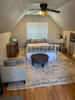 Adorable 1 Bedroom with pool, and Horse Arena